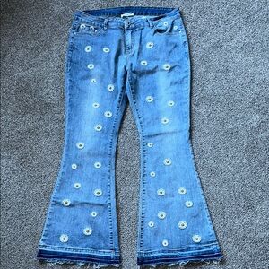 ANNA-KACI CALIFORNIA EMBROIDERED FLORAL JEANS.  BELL BOTTOMS SIZE XXL